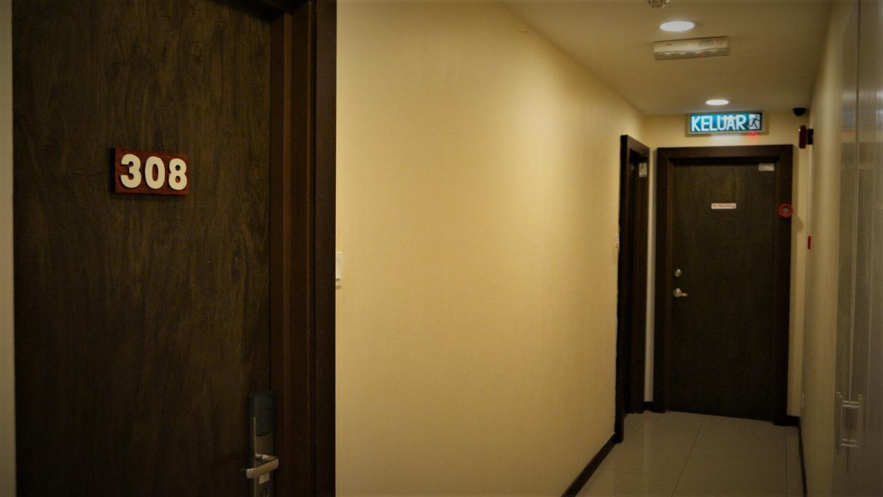 Transit Hotel Лабуан Экстерьер фото